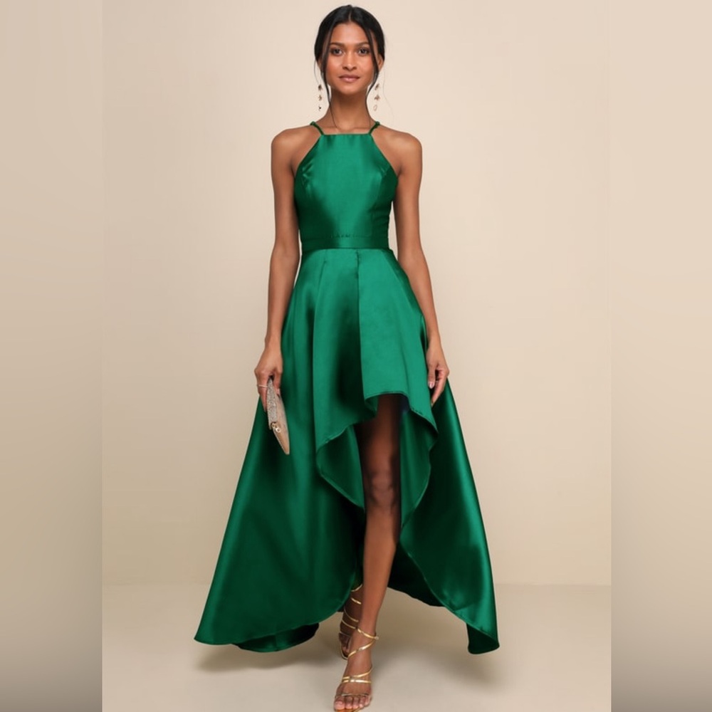 Lulu’s emerald green formal dress.